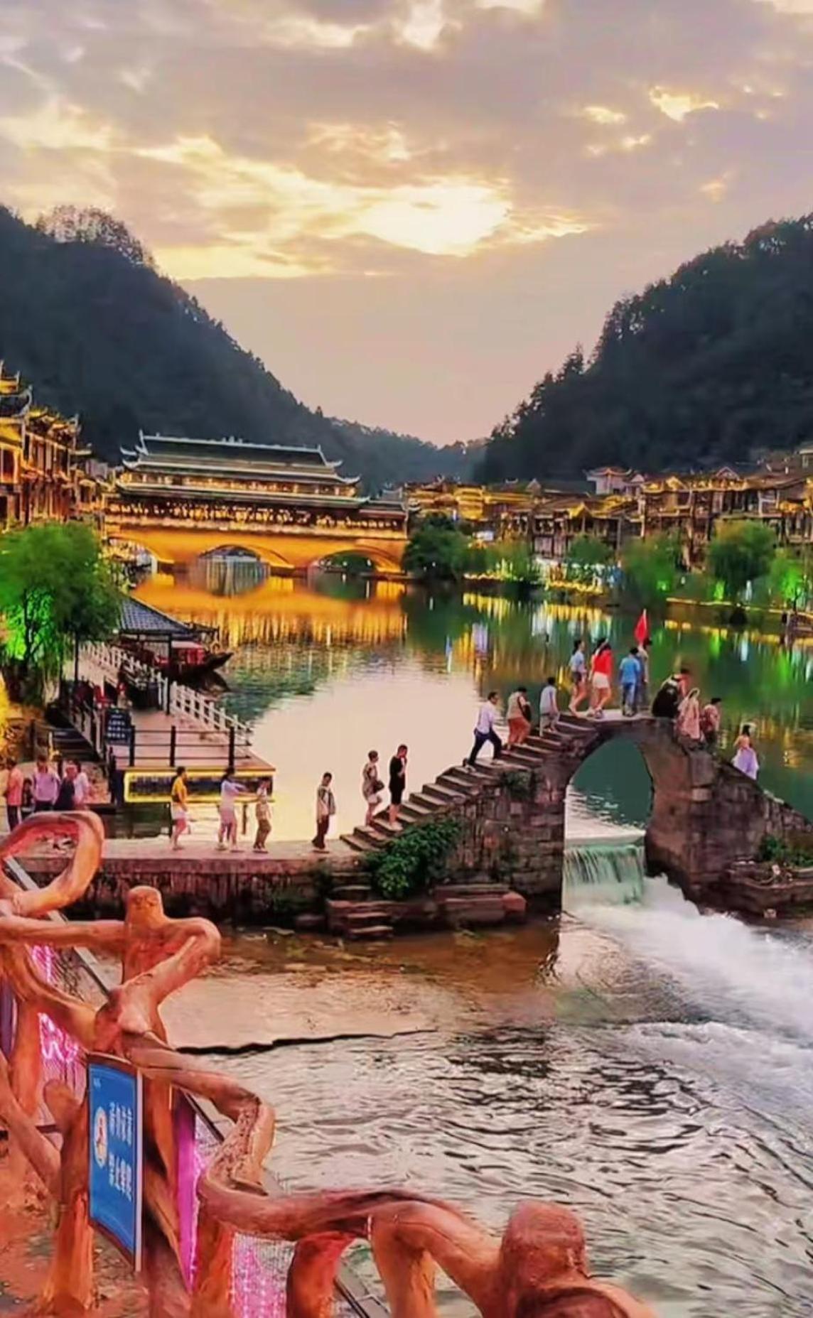 Fenghuang Memory Linjiang Inn Exteriör bild